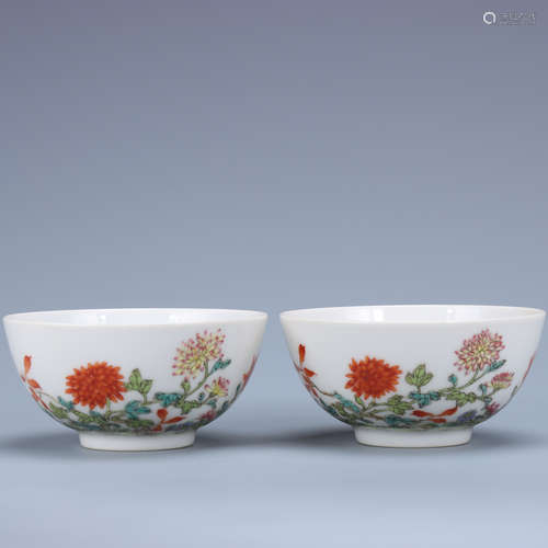 A PAIR OF POWDER ENAMEL BOWLS WITH FLOWER PATTERNS