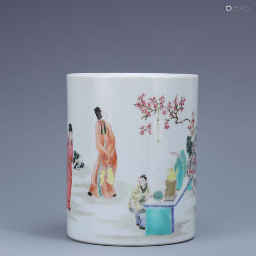 A POWDER ENAMEL PEN CONTAINER PAINTED WITH CHARACTERS