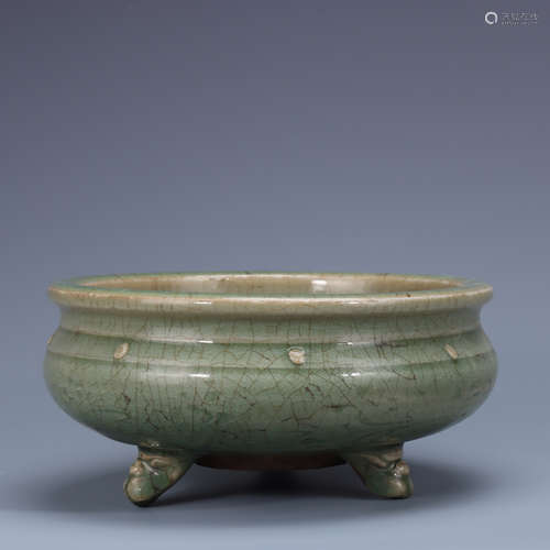 A LONGQUAN KILN GREEN GLAZE THREE-LEGGED INCENSE BURNER