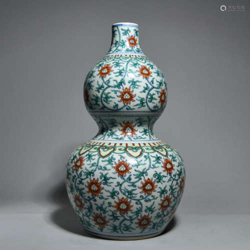 AN OVERGLAZED  GOURD-SHAPED BOTTLE PAINTED WITH FLOWERS