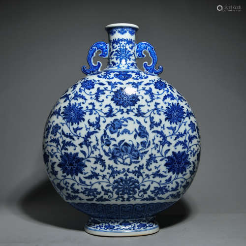 A BLUE AND WHITE FLOWER VASE WITH DOUBLE EARS