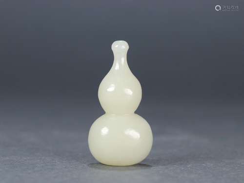 A Hetian Jade Gourd Shaped Ornament