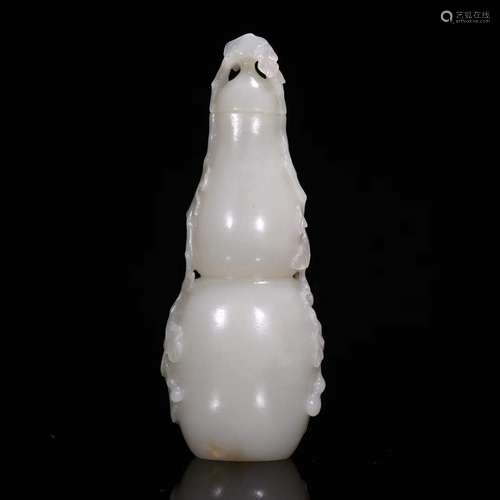 A Hetian Jade Gourd Shaped Ornament