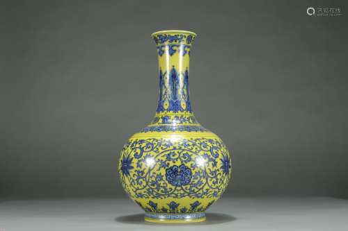 A Yellow Glaze Blue&White Floral Vase