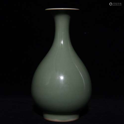 A Porcelain Longquan Kiln Yuhuchun Vase