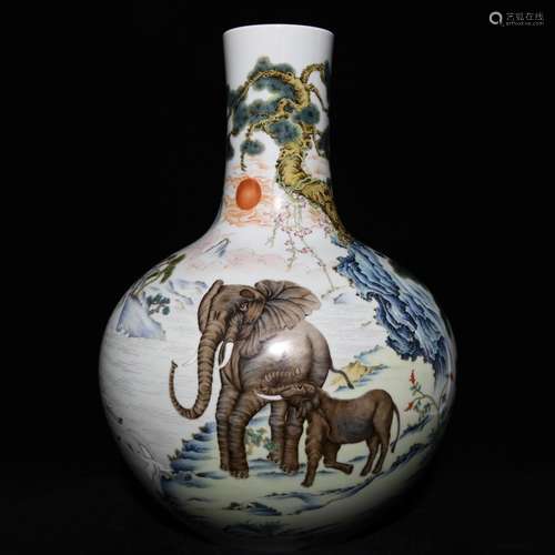 A Procelain Enameled Crane Pattern Bottle Vase