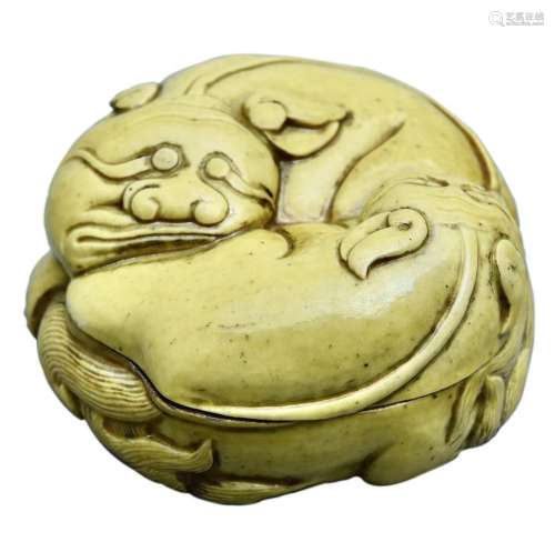 清·黄釉雕塑双獾盖盒