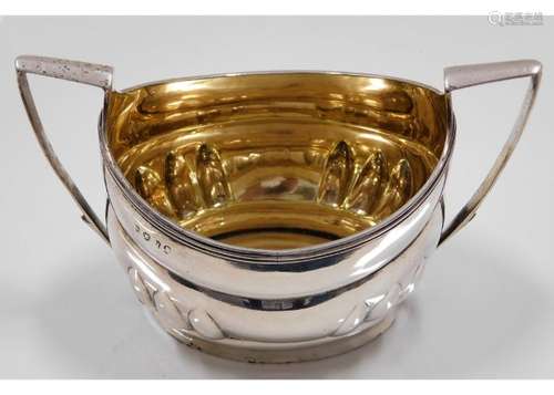 A Georgian gilt lined London silver sugar bowl, da