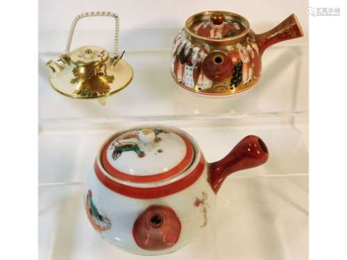 Three small Japanese teapots including Satsuma, la