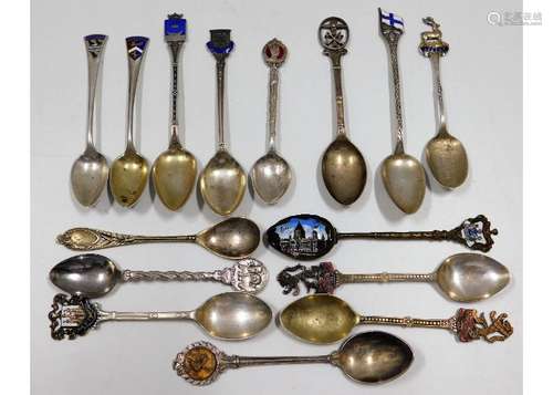 Eight silver collectable type teaspoons approx. 85