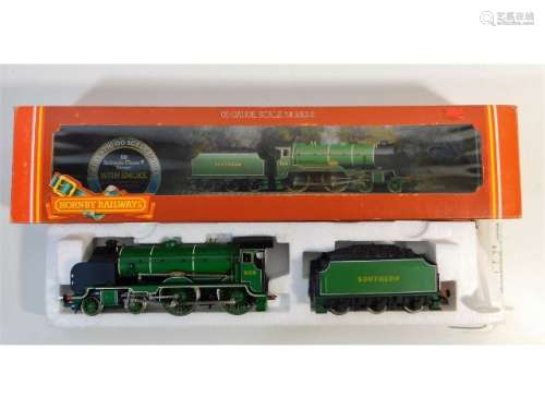 A boxed 00 gauge Hornby model train: R380 SR Schoo