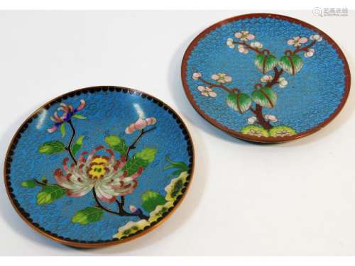 A pair of Chinese cloisonné enamel dishes decorate