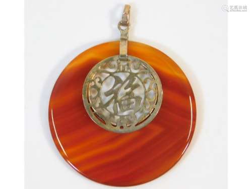 A Chinese agate style pendant 1.6in diameter 9.3g