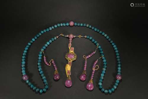 A set of turquoise court beads