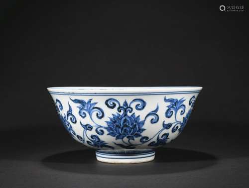 A blue and white 'floral' bowl