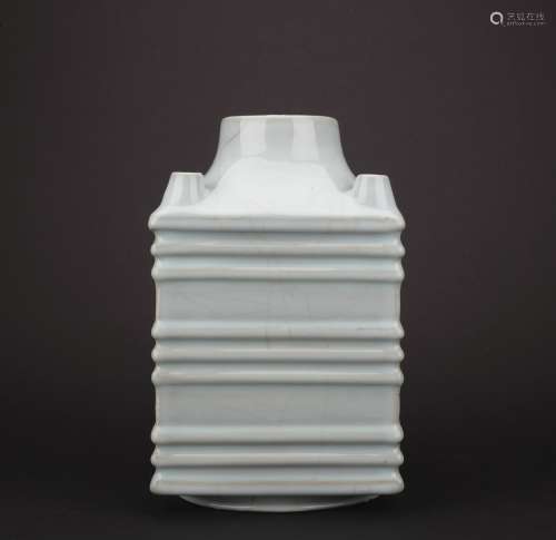 A Ge-type celadon-glazed vase