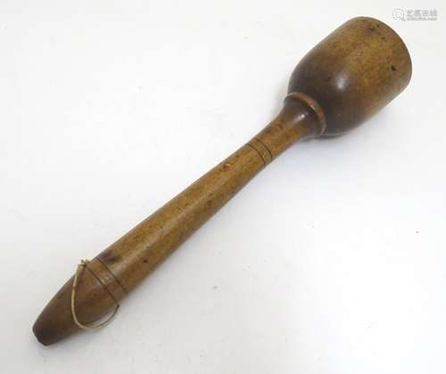 A 19thC treen turned wooden mallet with banded detail. Approx. 13