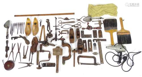 A quantity of assorted vintage hand tools, to include spirit levels, measures, tapes, shoe lasts,