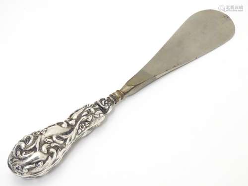 A silver handled shoe horn hallmarked Birmingham 1905. 9