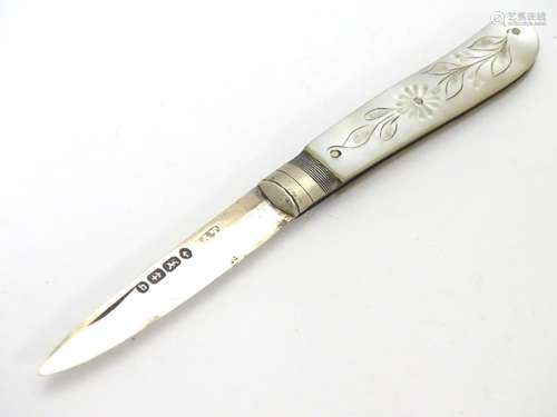 A Victorian fruit knife with silver blade and mother of pearl handle. Hallmarked Birmingham 1876. 4