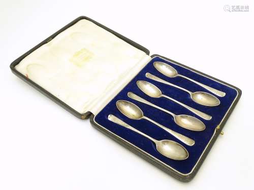 A cased set of 6 silver teaspoons Hallmarked 1924 maker Harrods Ltd. Approx 4 1/4