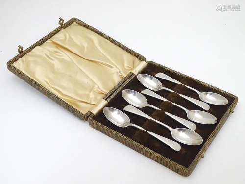 A cased set of 6 silver teaspoons hallmarked London 1936 maker Josiah Williams & Co. Approx 4 3/4