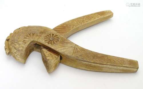 Kitchenalia : Vintage Scandinavian carved nut crackers with chip carved decoration 8