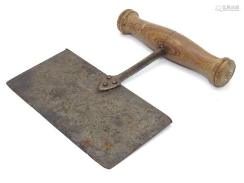 Kitchenalia : A vintage dough cutter / mincing knife with turned wooden handle Approx. 7