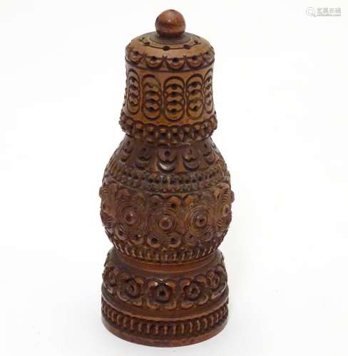 Kitchenalia : A tree shaker / pepperette with carved decoration unscrewing to top and bottom 4 1/