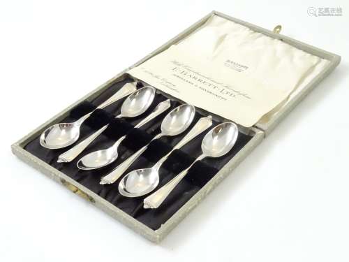 A cased set of 6 silver teaspoons hallmarked Birmingham 1977 maker Sanders & Mackenzie 4 1/2
