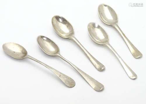 5 assorted silver and white metal snuff spoons. Each approx. 2 3/4
