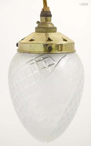 An early 20thC pedant light with cut glass shade of bullet shape. Approx 7