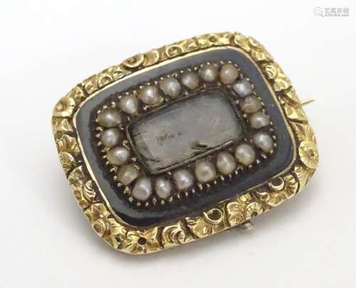 Mourning / Memorial jewellery : A 19thC yellow metal memorial brooch, the central glazed panel