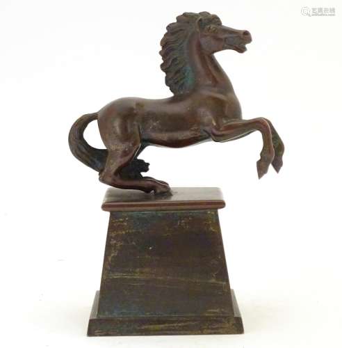 An early 20thC bronze model of a rearing horse, on a tapered plinth base. Approx. 5 3/4