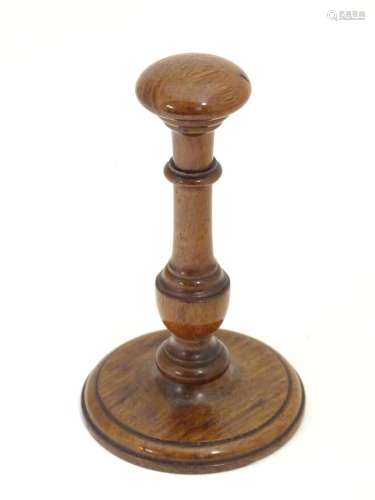 A Georgian treen turned child's wig stand with a circular base. Approx. 5