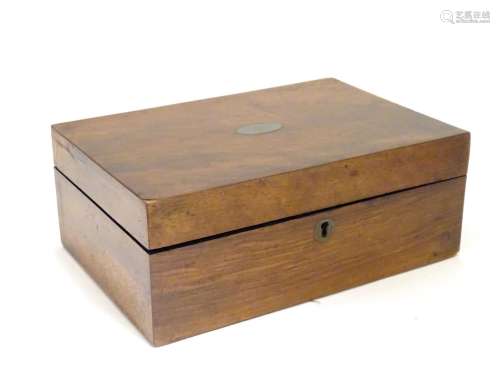 A 19thC walnut jewellery box with fitted lift out tray within. Approx. 3 3/4