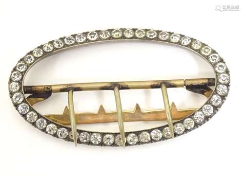 An early 20thC buckle of oval form with paste stone decoration. Approx. 1 1/2