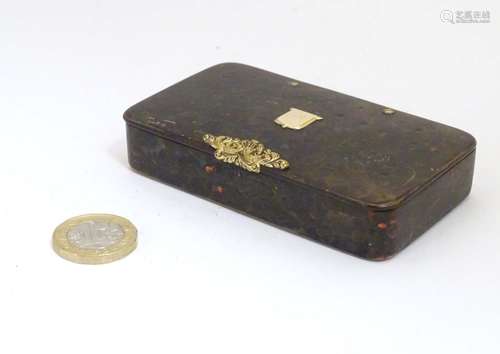 A 19thC snuff box with lacquer finish resembling faux agate bloodstone with yellow metal mounts.