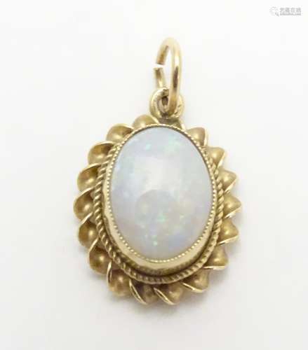 A 9ct pendant set with opal cabochon Approx 1/2