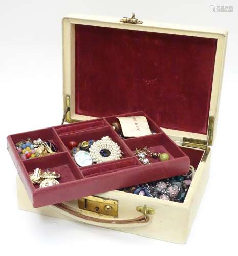 A quantity of assorted costume jewellery to include brooches, earrings, necklaces etc together