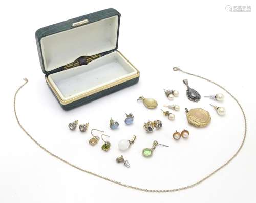 A small box of yellow and white metal jewellery including gold and silver. Please Note - we do not