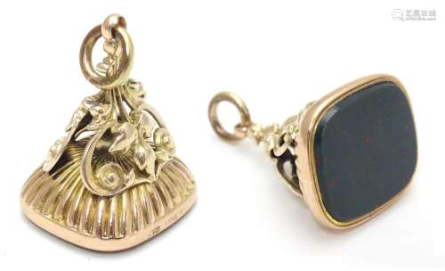 A 9ct gold pendant fob seal set with bloodstone seal under. Hallmarked Birmingham 1903. Approx 1 1/