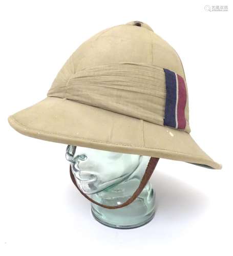 Militaria , WWII / WW2 / Second World War: a Wolseley pattern tropical pith helmet, the khaki cotton