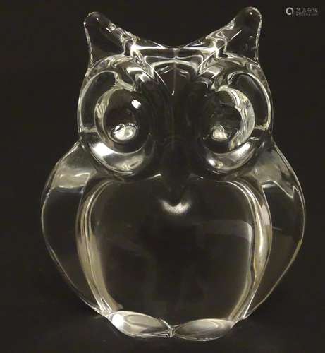 A mid 20thC Daum lead crystal / glass owl figurine, 3 1/2