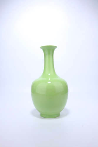 chinese apple-green glazed porcelain vase