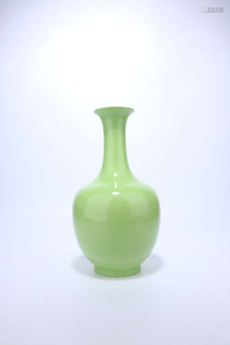 chinese apple-green glazed porcelain vase