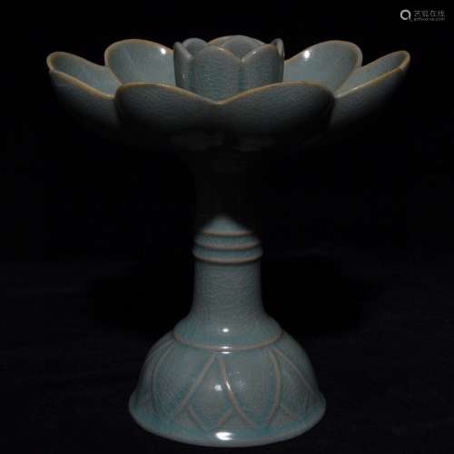 Porcelain Ru Kiln Lotus Carved Ornament