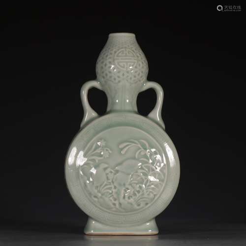 Porcelain Pea Green Glaze Qianlong-Nianzhi Mark Vase