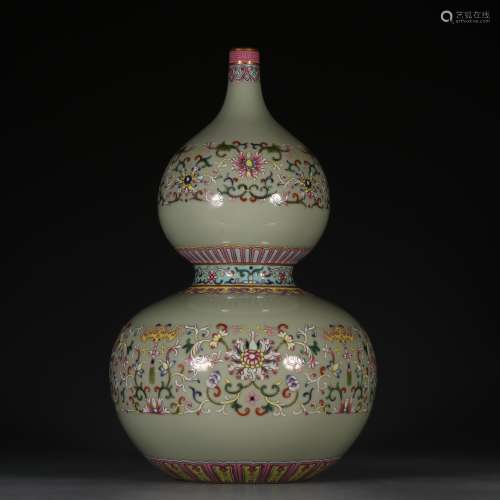 Porcelain Qianlong-Nianzhi Mark Pea Green Glaze Vase
