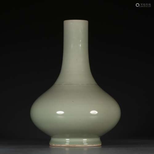 A Yongzheng-Nianzhi Mark Pea Green Glaze Vase